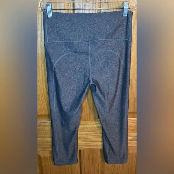 🏃‍♀️ NWOT Women’s Under Armour HeatGear Compression Capri Leggings Grey Medium - Picture 4 of 4
